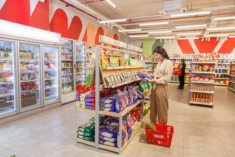 A customer at a WinCommerce's supermarket store. Photo: WinCommerce