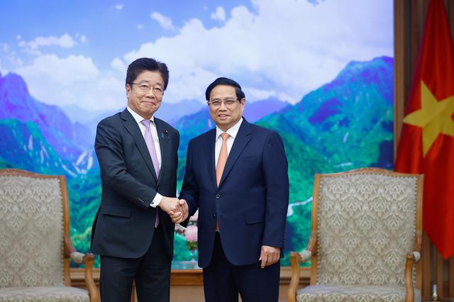 Prime Minister Pham Minh Chinh (R) and Japanese Minister of Finance Kato Katsunobu during their meeting in Hanoi on January 8. (Photo: VGP)