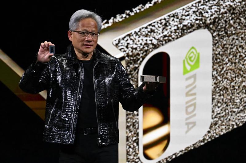 CEO của Nvidia Jensen Huang tại Triển lãm Điện tử Tiêu dùng. Nvidia có thể bị áp dụng những hạn chế mới về xuất khẩu chip AI tiên tiến.