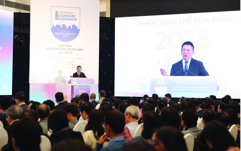 Deputy Prime Minister Ho Duc Phoc is speaking at the forum. (Photo: Tri Phong)