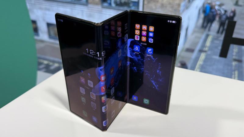 Cận cảnh mẫu điện thoại gập ba màn hình Huawei Mate XT.