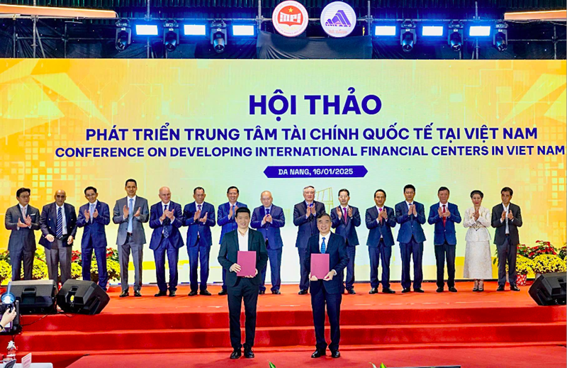 The two sides sign the agreement cooperation on the sideline of a conference held in Da Nang on January 16 on the development of international financial centers in Vietnam. 