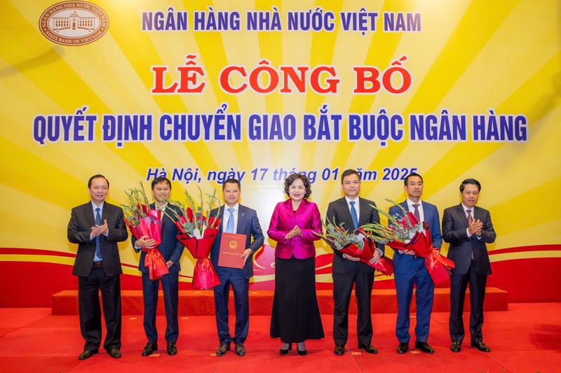 Lãnh đạo Ngân hàng Nhà nước trao quyết định chuyển giao bắt buộc cho đại diện VPBank và HDBank.