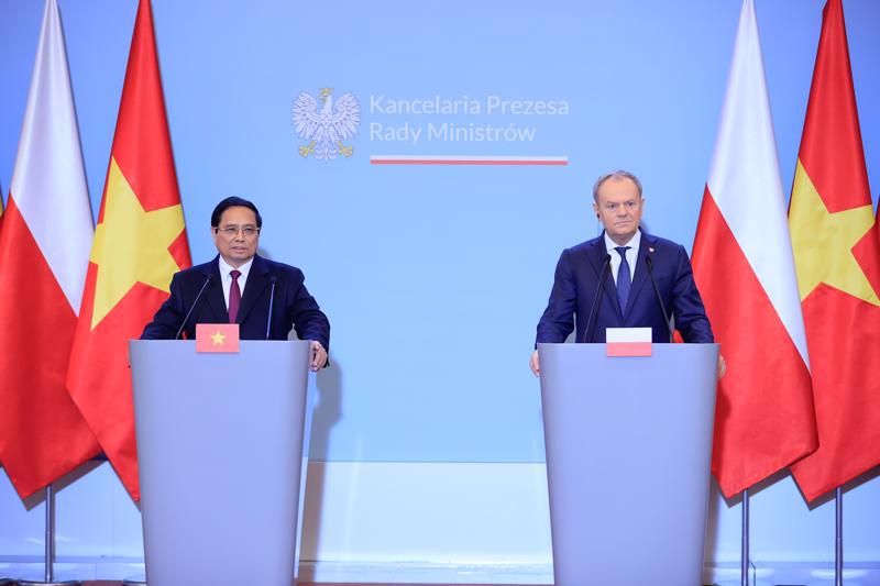 VPrime Minister Pham Minh Chinh (L) and his Polish counterpart Donald Tusk co-chaired a press conference after their talks in Warsaw on January 16. (Photo: VGP)