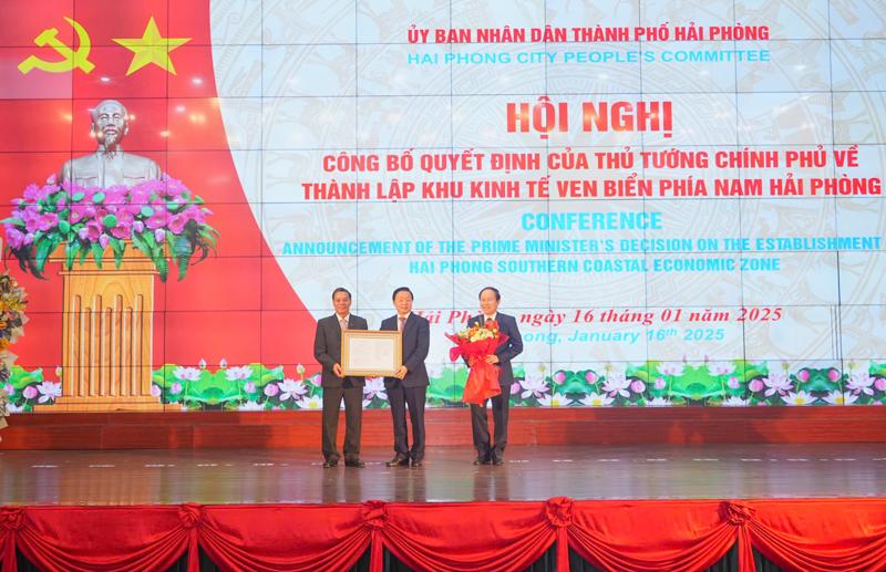 Phó Thủ tướng Trần Hồng Hà trao quyết định thành lập khu kinh tế ven biển cho thành phố Hải Phòng 