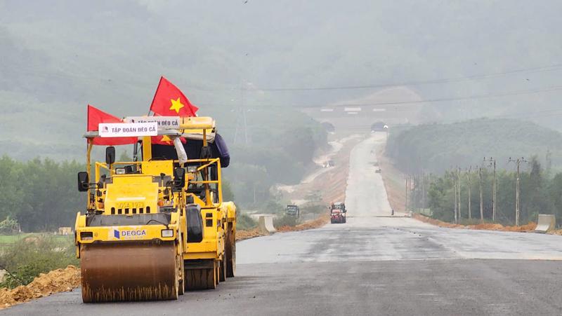 Tiến độ cao tốc Quảng Ngãi - Hoài Nhơn đang được nhà thầu tăng tốc thi công khi thời tiết tạnh ráo để đảm bảo hoàn thành dự án vượt tiến độ. Ảnh: Bộ Giao thông vận tải