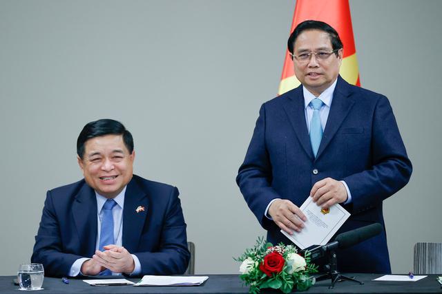 Prime Minister Pham Minh Chinh (R) and Minister of Planning and Investment Pham Chi Dung at the meeting with the Vietnam Innovation Network in Europe in Prague on January 19. (Photo: VGP)