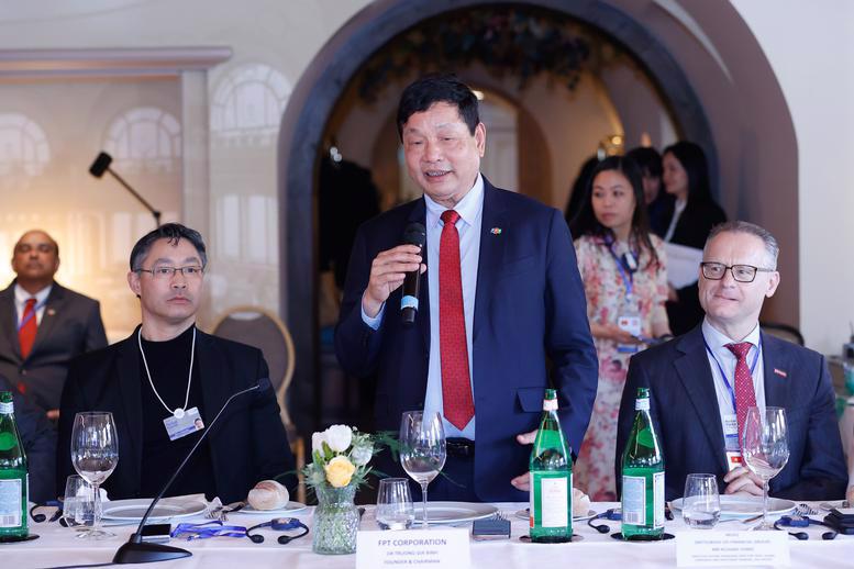 FPT Chairman Truong Gia Binh presents the investment potential in Vietnam. (Photo: VGP)