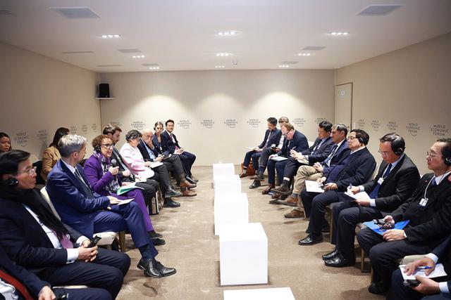 Prime Minister Pham Minh Chinh (3rd from right) at a seminar in preparation for the UNCTAD16, in Davos, Switzerland, on January 21. (Photo: VGP)