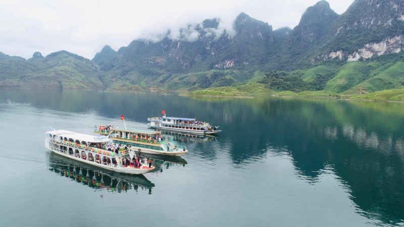 Du lịch lòng hồ sông Đà tại huyện Quỳnh Nhai, tỉnh Sơn La.