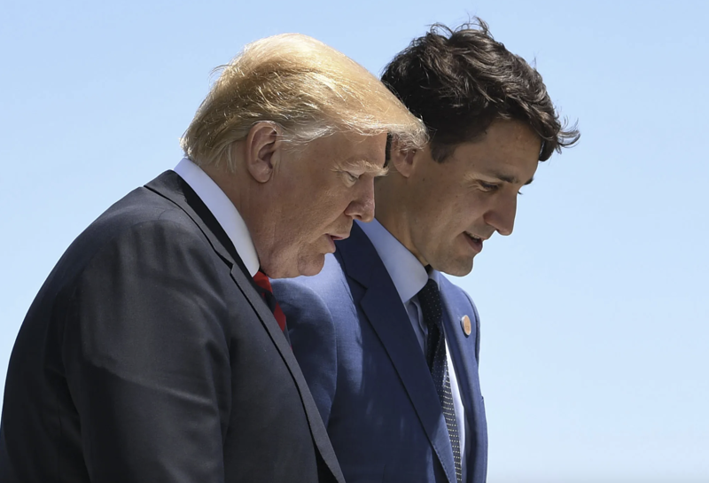 Tổng thống Mỹ Donald Trump (trái) và Thủ tướng Canada Justin Trudeau trong một cuộc gặp vào nhiệm kỳ trước của ông Trump - Ảnh: Bloomberg.