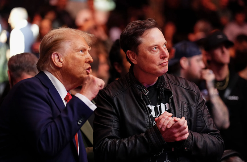 Tỷ phú Elon Musk thân thiết với Tổng thống Donald Trump - Ảnh: Bloomberg.