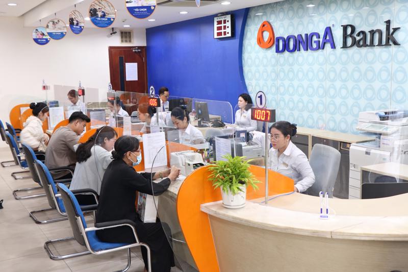 Khách hàng giao dịch tại DongA Bank.