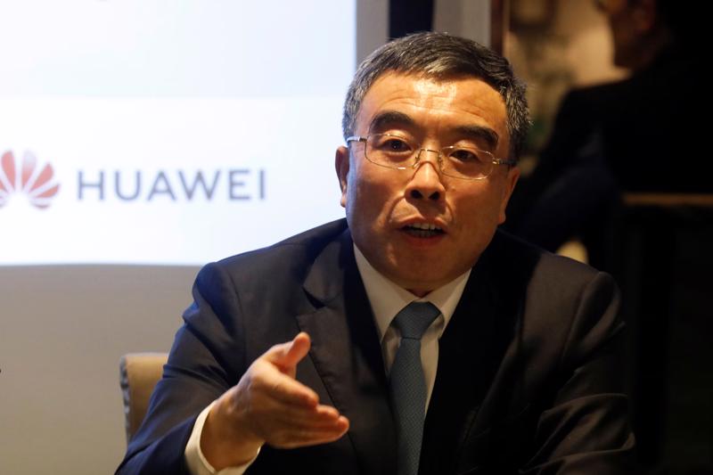 Chủ tịch Huawei, ông Liang Hua - Ảnh: Reuters. 