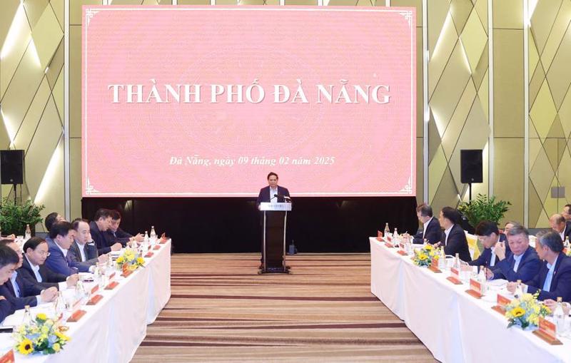 Prime Minister Pham Minh Chinh speaking at the working session with Da Nang city authorities on February 9. 