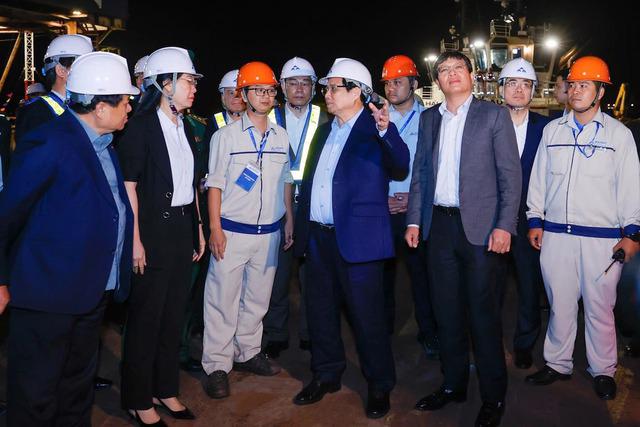 Prime Minister Pham Minh Chinh (center) visits Hoa Phat Group's Dung Quat Iron and Steel Production Complex at the Dung Quat Economic Zone, the south-central province of Quang Ngai, on February 10. (Photo: VGP)