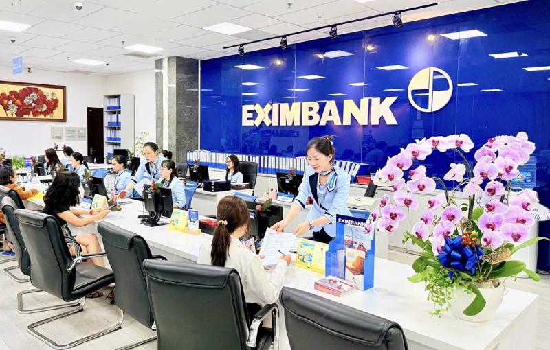 Khách hàng giao dịch tại Eximbank.