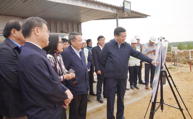 Local authorites examine progress of the Quang Tri Industrial Park project.