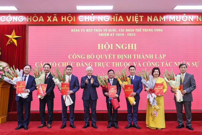 Chủ tịch Liên hiệp các Hội Khoa học và Kỹ thuật Việt Nam Phan Xuân Dũng (đứng ngoài cùng bên trái) nhận quyết định thành lập Đảng bộ Liên Hiệp Hội Việt Nam. 