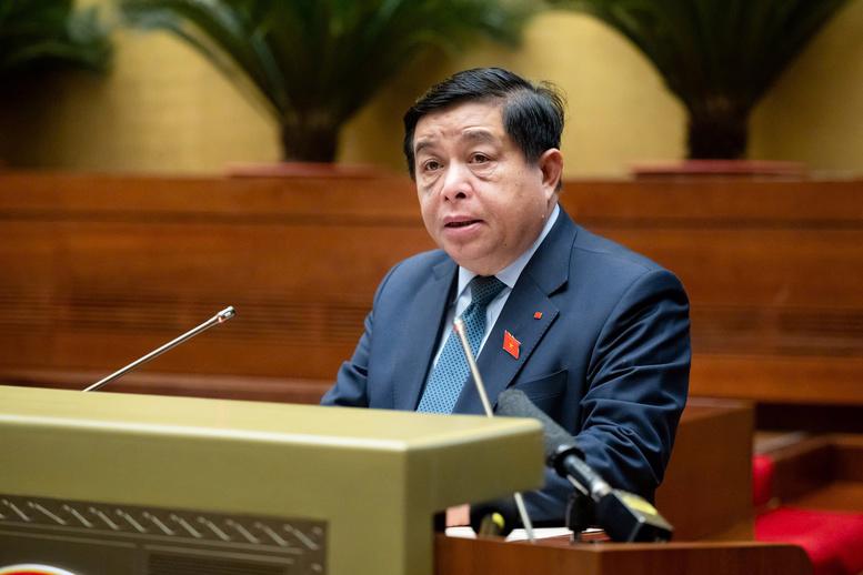 Minister of Planning and Investment Nguyen Chi Dung is presenting the report to the National Assembly's session on February 12. (Photo: VGP)