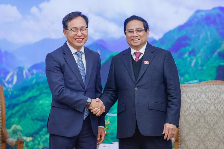 Prime Minister Pham Minh Chinh (right) meets with General Director of Samsung Vietnam Choi Joo Ho in Hanoi on February 12. (Photo: VGP)