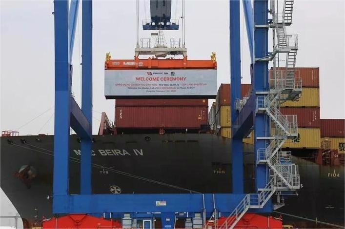 Ship M/V MSC BEIRA IV, operated by the world's largest shipping line MSC, arrived at Phuoc An Port in Nhon Trach district, southern Dong Nai province, on February 13. (Photo: Dan Tri)