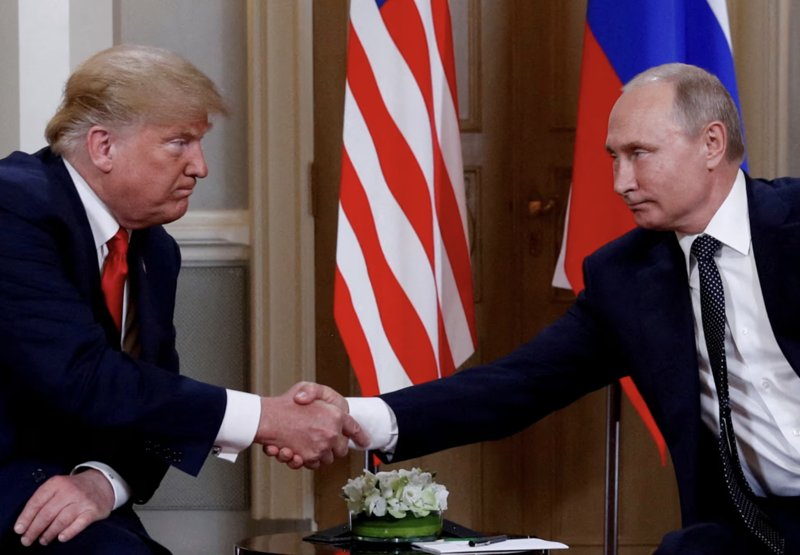 Tổng thống Mỹ Donald Trump (trái) và Tổng thống Nga Vladimir Putin trong cuộc gặp ở Helsinki, Phần Lan năm 2018  - Ảnh: Reuters.