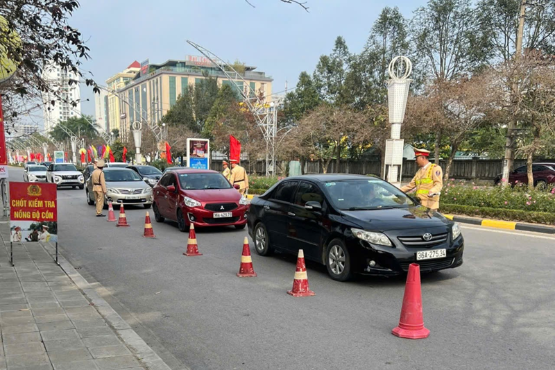 Lực lượng cảnh sát giao thông Thanh Hóa kiểm tra nồng độ cồn