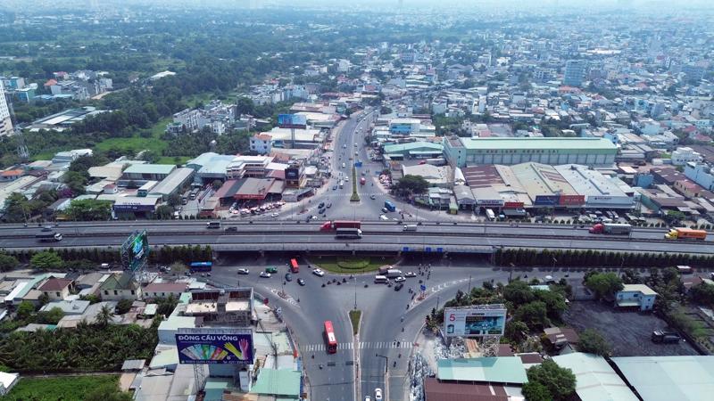 Quốc lộ 13 đoạn từ cầu Bình Triệu đến cầu Vĩnh Bình có nền đường hẹn và lưu lượng giao thông đông đúc khiến cửa ngõ phía đông bắc TP.HCM thường xuyên ún tắc giao thông. Ảnh: Đào Trang