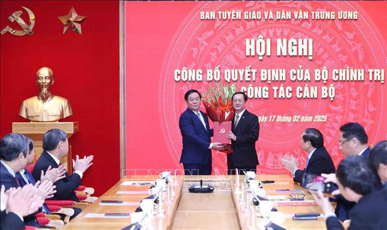 Trưởng Ban Tuyên giáo và Dân vận Trung ương trao Quyết định của Bộ Chính trị cho đồng chí Huỳnh Thành Đạt. Ảnh: TTXVN