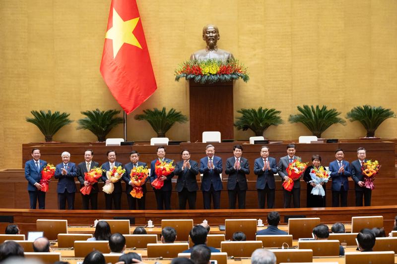 Lãnh đạo Đảng, Nhà nước tặng hoa chúc mừng các đồng chí được Quốc hội bầu và phê chuẩn - Ảnh: Quochoi.vn