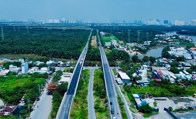 Đường Nguyễn Hữu Thọ hiện hữu nối đại lộ Nguyễn Văn Linh đi Nhà Bè, đoạn qua cầu Rạch Đỉa. Ảnh: Mỹ Quỳnh