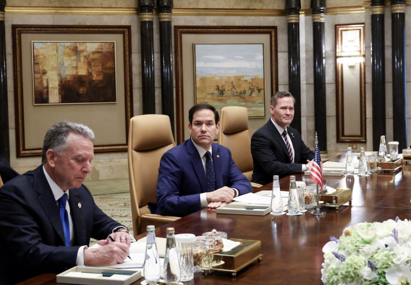 Ngoại trưởng Mỹ Marco Rubio (giữa) trong cuộc gặp với giới chức Nga ở Riyadh, Saudi Arabia ngày 18/2 - Ảnh: Reuters.