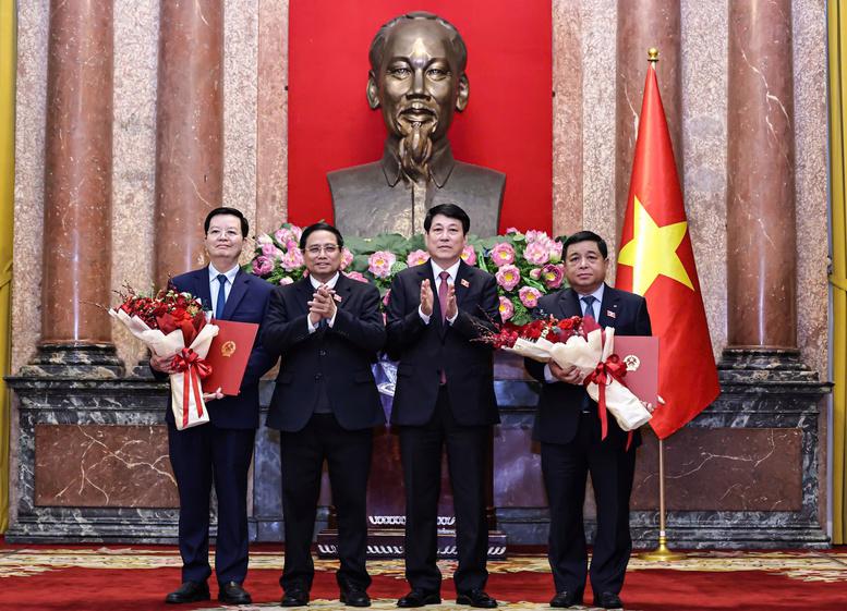 President Luong Cuong (2nd from right) and Prime Minister Pham Minh Chinh (2nd from left) congratulated Deputy PM Nguyen Chi Dung (R) and Deputy PM Mai Van Chinh (L). (Photo: VGP)