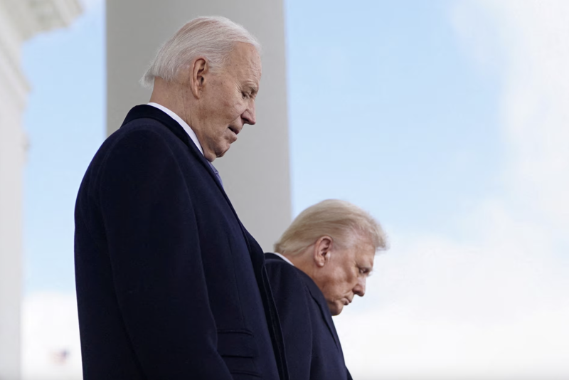 Cựu Tổng thống Mỹ Joe Biden (trái) và Tổng thống Mỹ Donald Trump trong lễ nhậm chức của ông Trump hôm 20/1/2025 - Ảnh: Reuters.