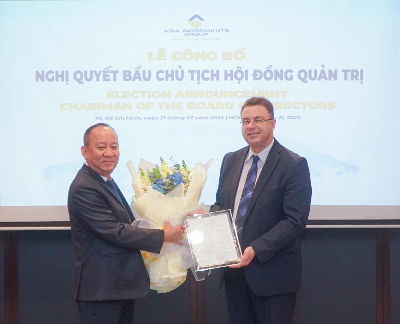 Ông Nguyễn Thiên Trúc chúc mừng ông Bernhard Hackl tiếp nhận vị trí Chủ tịch Hội đồng Quản trị Công ty cổ phần nguyên liệu Á Châu AIG.