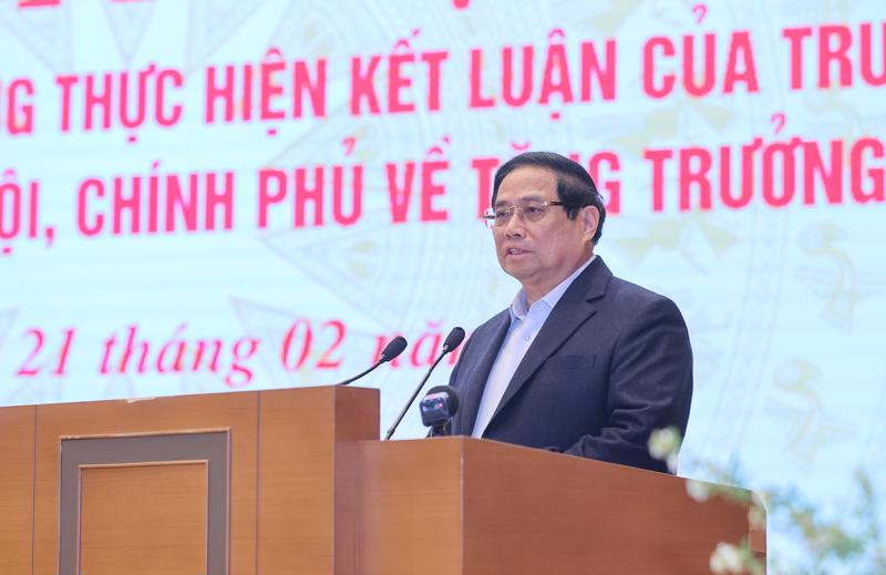 Prime Minister Pham Minh Chinh addressing the meeting. 