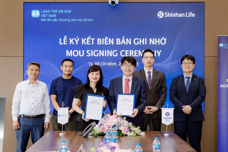 Ông Lee Young Jong - Tổng giám đốc Shinhan Life Hàn Quốc (đứng thứ ba từ bên phải) cùng đại diện hai bên trong buổi ký kết hợp tác tại TP. Hồ Chí Minh.