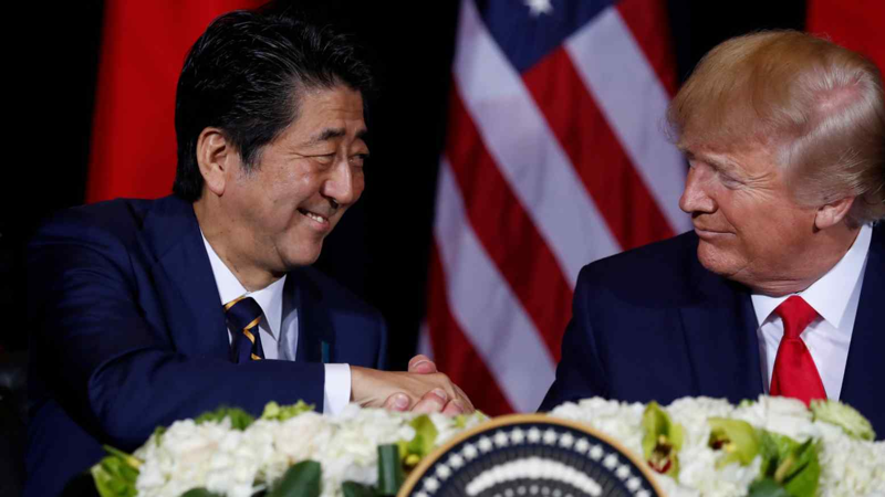 Cố Thủ tướng Nhật Bản Shinzo Abe và Tổng thống Mỹ Donald Trump ký một thỏa thuận thương mại vào tháng 9/2019 - Ảnh: Reuters