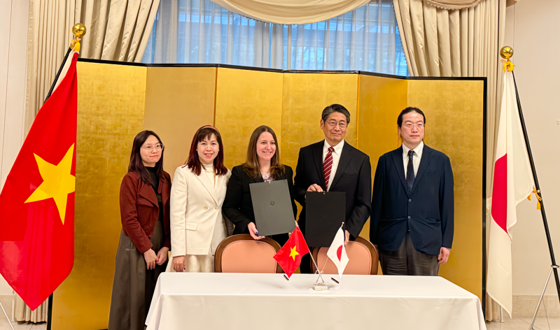 Japanese Ambassador nhà cái 1xbet Vietnam Inhà cái 1xbet Naoki (2rd from right) at the signing ceremony.