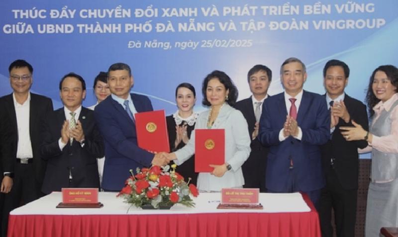 Phó Chủ tịch Thường trực UBND TP. Đà Nẵng Hồ Kỳ Minh và đại diện lãnh đạo Tập đoàn Vingroup tại buổi ký kết Thỏa thuận hợp tác thúc đẩy chuyển đổi xanh bền vững.