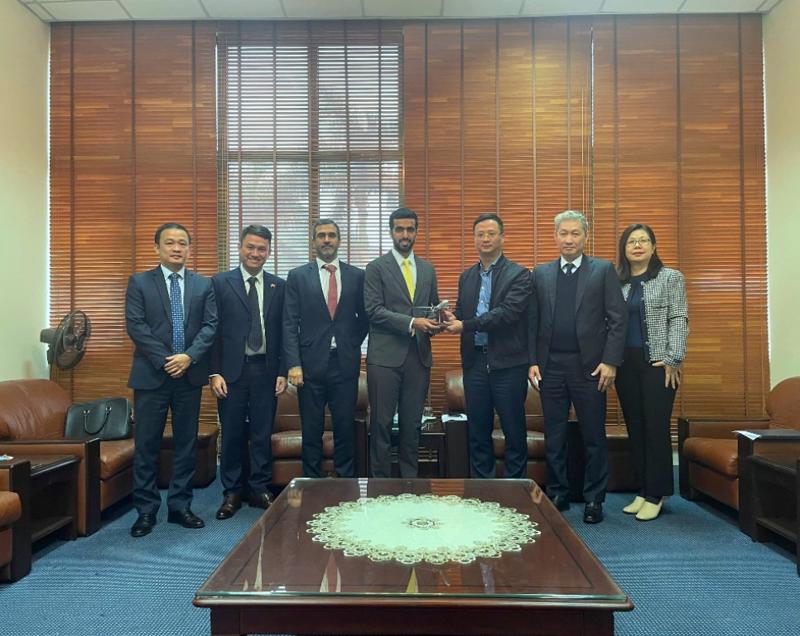  Mr. Uong Viet Dung (3rd from right), Director General of the Civil Aviation Authority of Vietnam (CAAV), Mr. Eisa Alhammadi (3rd from left), Charge D'Affaires of the Embassy of the United Arab Emirates (UAE) in Vietnam and Mr. Majid Al Falasi (4th from left), Country Manager of UAE’s Emirates Airline in Vietnam at their working  meeting on February 25. (Photo: CAAV)