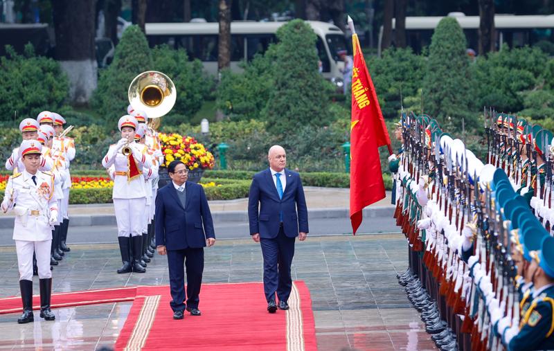 Thủ tướng Phạm Minh Chính và Thủ tướng Christopher Luxon duyệt Đội danh dự Quân đội nhân dân Việt Nam - Ảnh: VGP