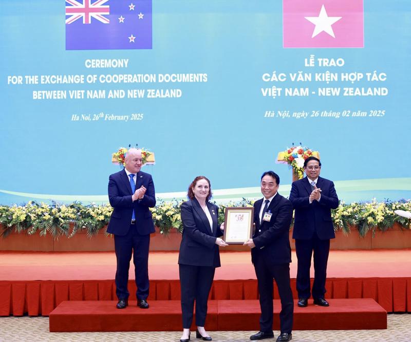 New Zealand Ambassador to Vietnam Caroline Beresford hands over the Certificate of opening new routes to New Zealand to Vietjet representative Nguyen Anh Tuan, Vice Chairman of the Board of Directors, in the presence of the Prime Ministers of Vietnam and New Zealand. (Photo vietjetair.com)