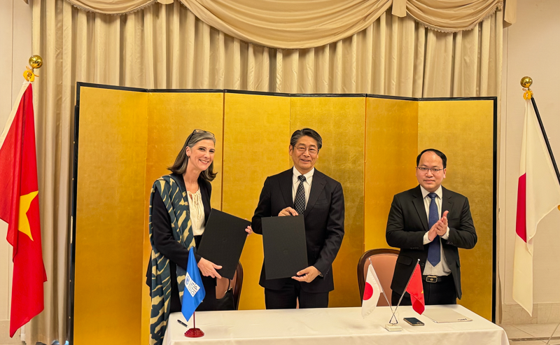 Ms. Ramla Khalidi (left), Resident Representative of the United Nations Development Program (UNDP) in Vietnam; Japanese Ambassador to Vietnam Ito Naoki (middle) and Mr. Vu Quoc Huy (right), Director of the National Innovation Center (NIC) at the signing ceremony.