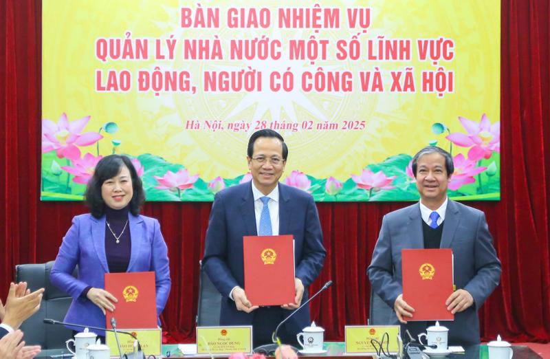 Bàn giao nhiệm vụ quản lý Nhà nước một số lĩnh vực lao động, người có công và xã hội. Ảnh: MOLISA.