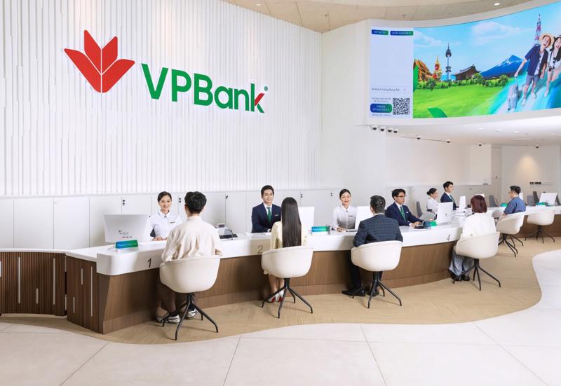 Khách hàng giao dịch tại VPBank.