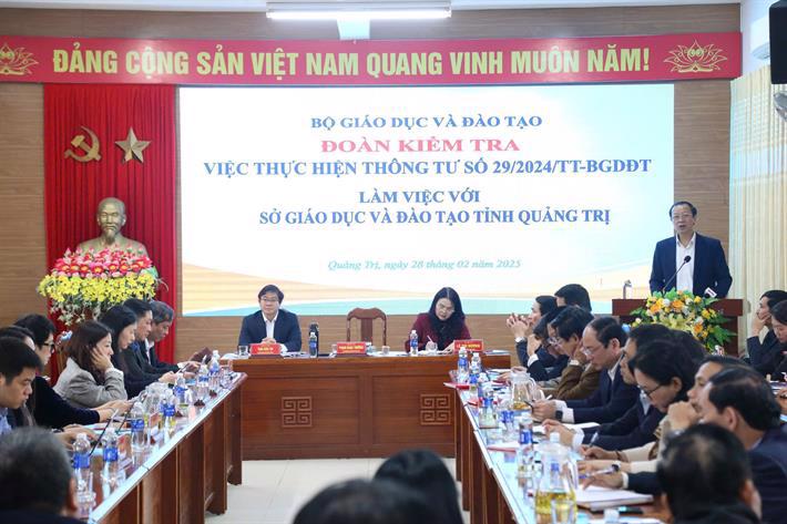 Quang cảnh buổi làm việc. MOET.