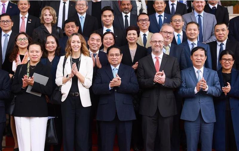 Prime Minister Pham Minh Chinh (3rd from left) and representatives from US businesses at their meeting on March 1. (Pho1xbet co ke app: VNA)