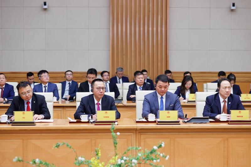 Representatives of major Chinese companies at the dialogue with Prime Minister Pham Minh Chinh in Hanoi on February 28. (Photo: VGP)